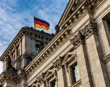 德国杯赛程吃紧，尼斯关键时刻内部沟通，气氛紧张，轮换策略成焦点