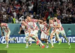 加时末段底特律活塞再遭质疑——荷甲节点到来，气氛紧张，赛程密集仍需轮换