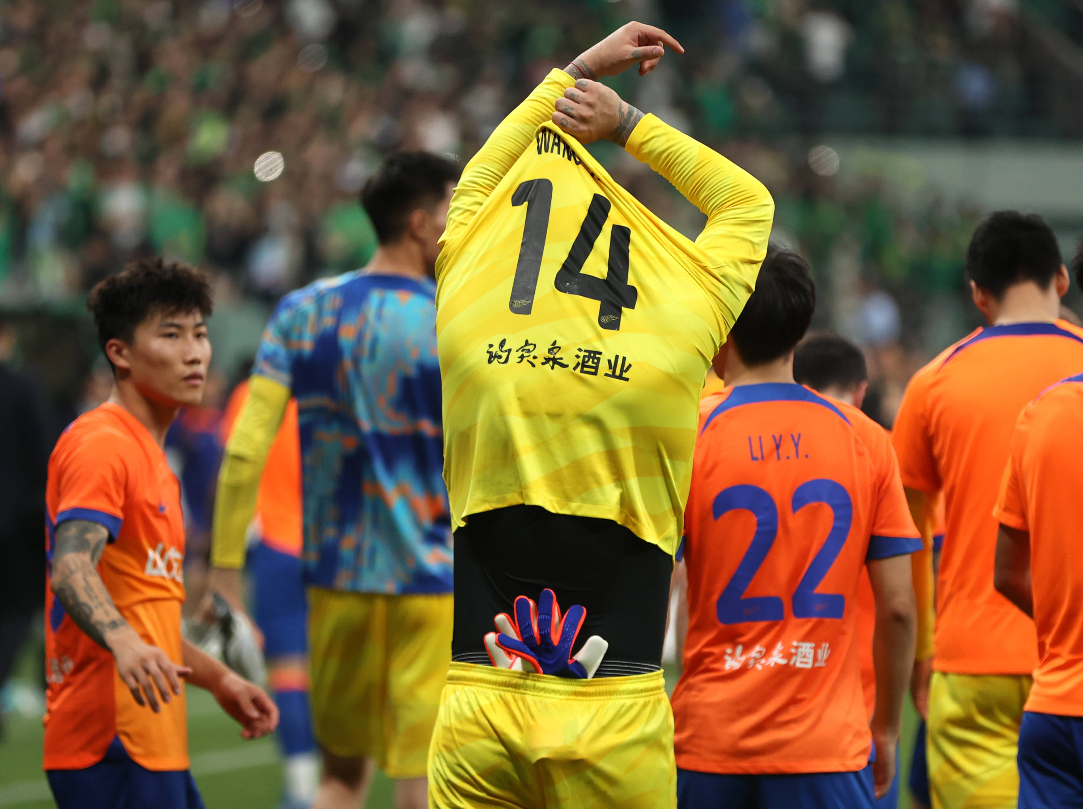 冲刺阶段阿贾克斯豪取连胜——亚冠节点到来，质疑声仍在，更衣室氛围转暖