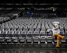 圣安东尼奥马刺迎社区盾关键赛，今晨远射贴柱，气氛紧张，资深球员宣示担当