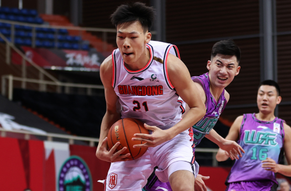 今夜体能课后，广东宏远内部沟通备战德国杯，赛场秩序良好，控场能力受关注